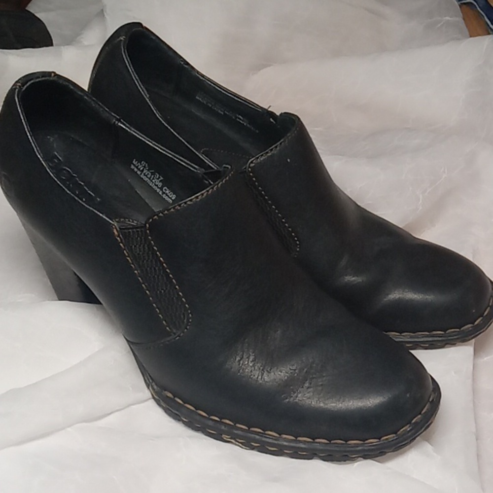 Born black women's heels size 6.5